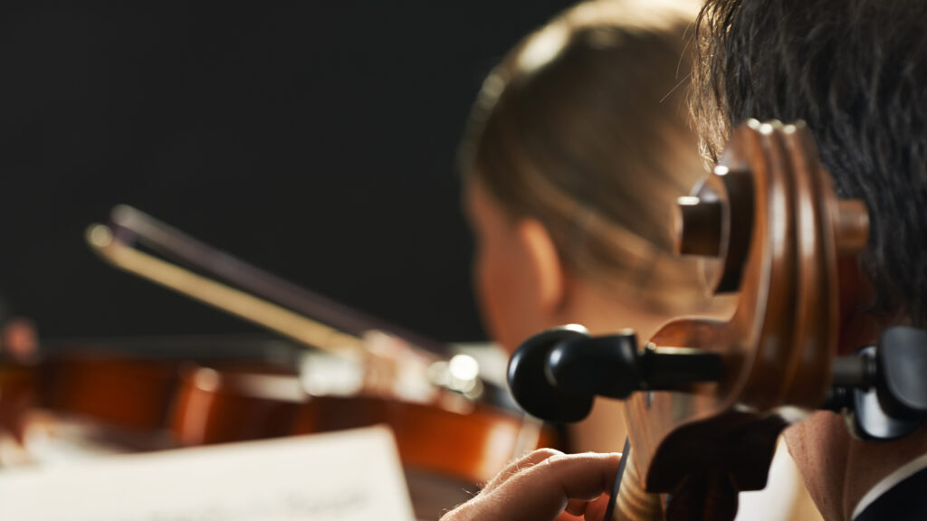 Cellist och notblad beskuren